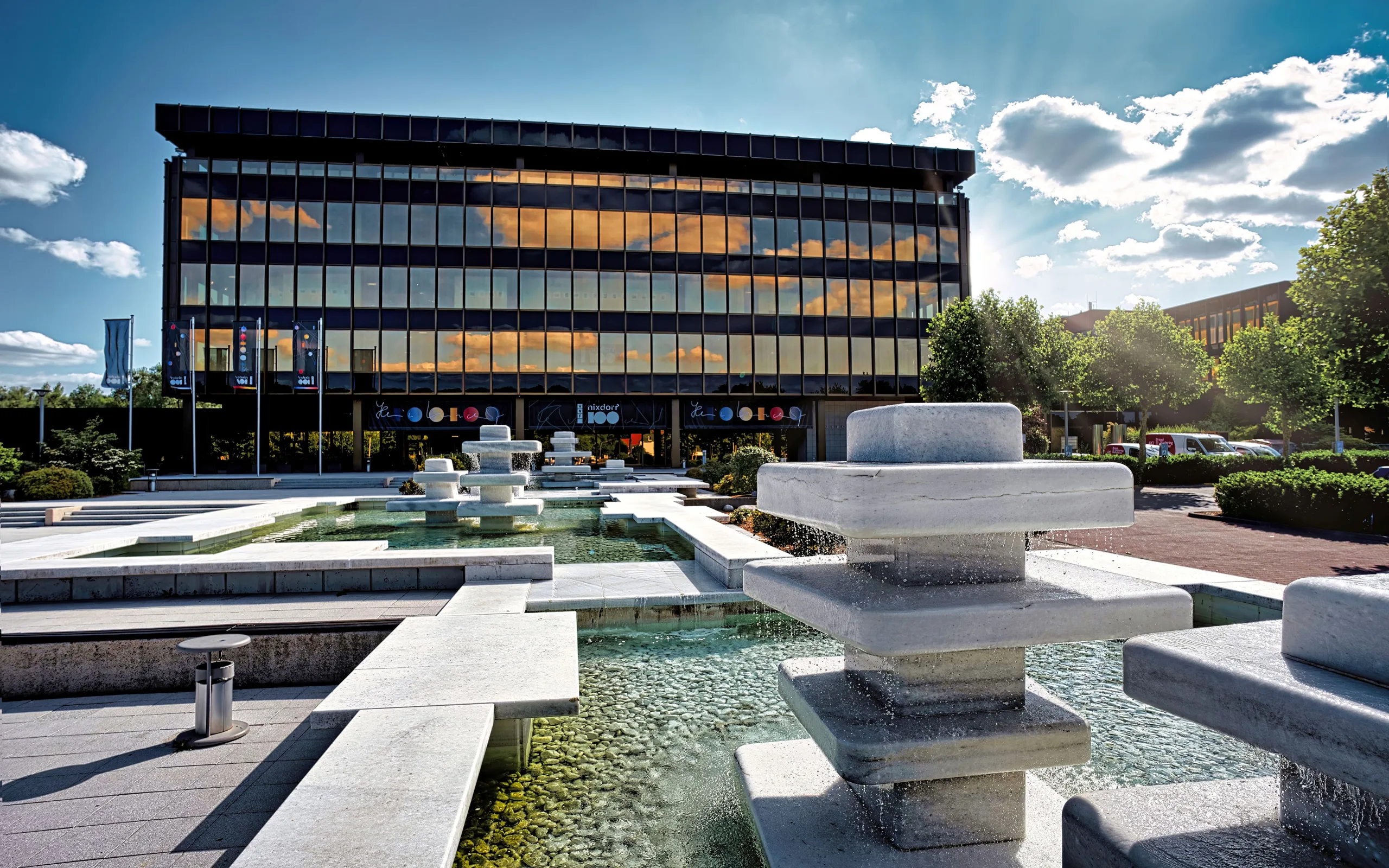 Ensemble de bureaux contemporains autour d’un parvis paysager
